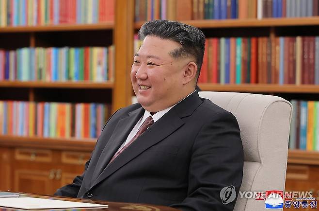 김정은 북한 국무위원장 (평양 조선중앙통신=연합뉴스) 김정은 국무위원장이 러시아 대통령 푸틴의 위임으로 북한을 방문한 러시아 쇼이구 안전이사회 서기장을 지난 4일 만난 모습.2025.6.5 
    [국내에서만 사용가능. 재배포 금지. For Use Only in the Republic of Korea. No Redistribution] nkphoto@yna.co.kr