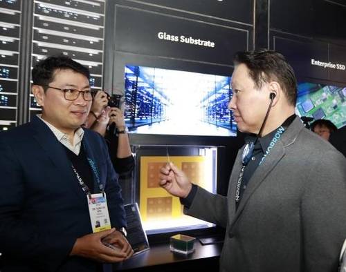 'CES 2025' SK전시관에서 유리기판 살펴보는 최태원 회장 [SK 제공. 재판매 및 DB 금지]