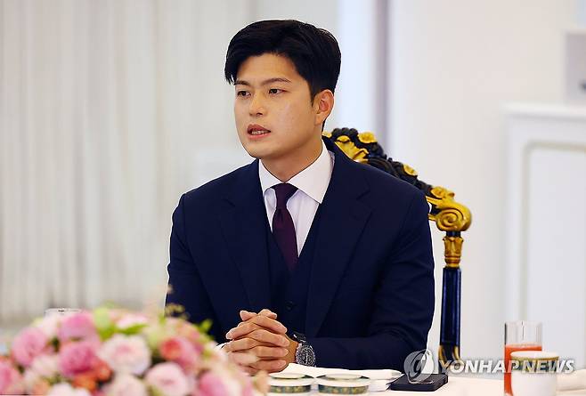 대통령-여야 지도부 회동, 발언하는 김용태 비대위원장 (서울=연합뉴스) 한상균 기자 = 국민의힘 김용태 비상대책위원장이 22일 서울 한남동 관저에서 열린 이재명 대통령과의 여야 지도부 오찬에서 발언하고 있다. 2025.6.22 xyz@yna.co.kr