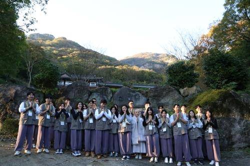 백양사 천진암에 간 '나는 절로' 참가자들 (서울=연합뉴스) 지난해 11월 2∼3일 전남 장성군 백양사에서 열린 미혼 남녀 템플스테이 '나는 절로, 백양사' 남녀 참가자들이 백양사 천진암에 모여 합장하고 있다.[대한불교조계종사회복지재단 제공. 재판매 및 DB 금지]
