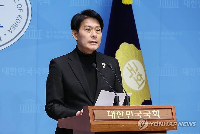 브리핑하는 한민수 대변인 [연합뉴스 자료사진]