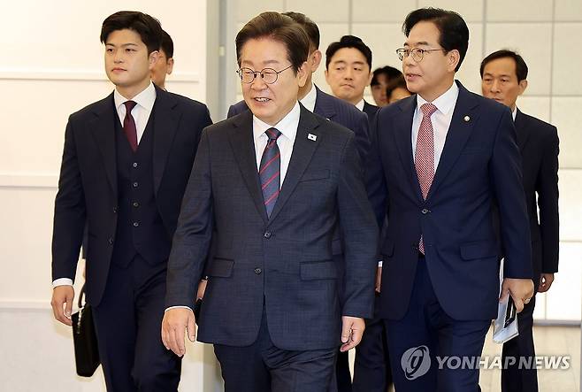 이재명 대통령과 여야지도부 (서울=연합뉴스) 한상균 기자 = 이재명 대통령이 22일 한남동 관저에서 여야 지도부와 기념촬영 후 오찬장으로 이동하고 있다. 
    이날 이 대통령과 여야 지도부 오찬에는 더불어민주당 김병기 당대표 직무대행 겸 원내대표, 국민의힘 김용태 비상대책위원장, 송언석 원내대표, 우상호 정무수석, 강훈식 대통령비서실장이 참석했다. 2025.6.22 xyz@yna.co.kr