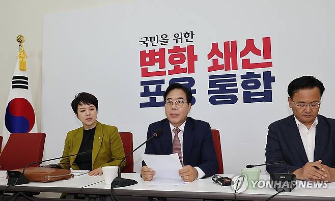 대통령-여야 지도부 오찬 관련 기자간담회하는 송언석 원내대표 (서울=연합뉴스) 박동주 기자 = 국민의힘 송언석 원내대표가 22일 서울 여의도 국회에서 대통령-여야 지도부 오찬 관련 기자간담회를 하고 있다. 2025.6.22 pdj6635@yna.co.kr
