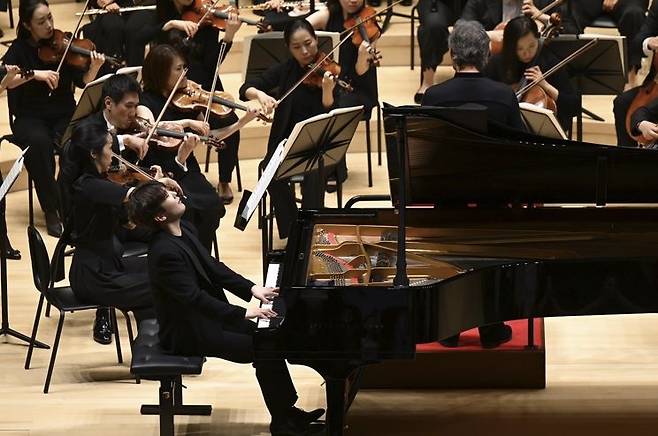 무대에 선 조성진 및 정명훈과 오케스트라 [부산콘서트홀 제공. 재판매 및 DB 금지]