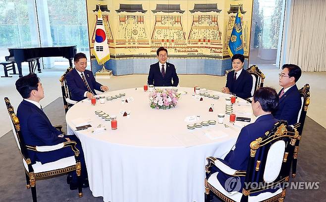 이재명 대통령, 여야 지도부와 오찬 회동 (서울=연합뉴스) 한상균 기자 = 22일 서울 한남동 대통령 관저에서 이재명 대통령과 여야 지도부의 오찬 회동이 열리고 있다. 
    왼쪽부터 시계방향으로 강훈식 대통령비서실장, 더불어민주당 김병기 당대표 직무대행 겸 원내대표, 이 대통령, 국민의힘 김용태 비상대책위원장, 송언석 원내대표, 우상호 대통령실 정무수석. 2025.6.22 xyz@yna.co.kr