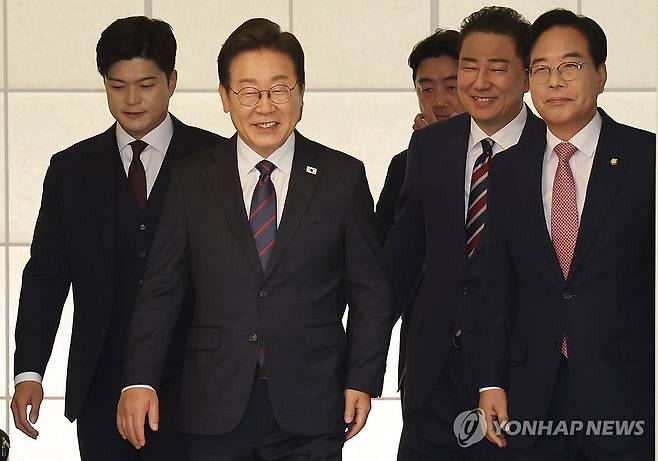 이재명 대통령과 여야지도부 (서울=연합뉴스) 한상균 기자 = 이재명 대통령이 22일 한남동 관저에서 여야 지도부와 기념촬영 후 오찬장으로 이동하고 있다.
이날 이 대통령과 여야 지도부 오찬에는 더불어민주당 김병기 당대표 직무대행 겸 원내대표, 국민의힘 김용태 비상대책위원장, 송언석 원내대표, 우상호 정무수석, 강훈식 대통령비서실장이 참석했다. 2025.6.22 xyz@yna.co.kr