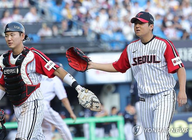 5회 마친 LG 선발 송승기 (서울=연합뉴스) 류영석 기자 = 22일 잠실야구장에서 열린 프로야구 2025 KBO리그 두산 베어스와 LG 트윈스의 경기.
    5회초를 마친 LG 선발 투수 송승기가 포수 이주헌과 대화하며 더그아웃으로 향하고 있다. 2025.6.22 ondol@yna.co.kr