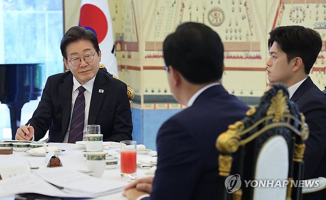 이재명 대통령, 여야지도부 회동 (서울=연합뉴스) 한상균 기자 = 이재명 대통령이 22일 한남동 관저에서 열린 여야 지도부와의 오찬에서 국민의힘 송언석 원내대표(뒷모습)의 발언을 듣고 있다. 오른쪽은 김용태 비대위원장. 2025.6.22 xyz@yna.co.kr