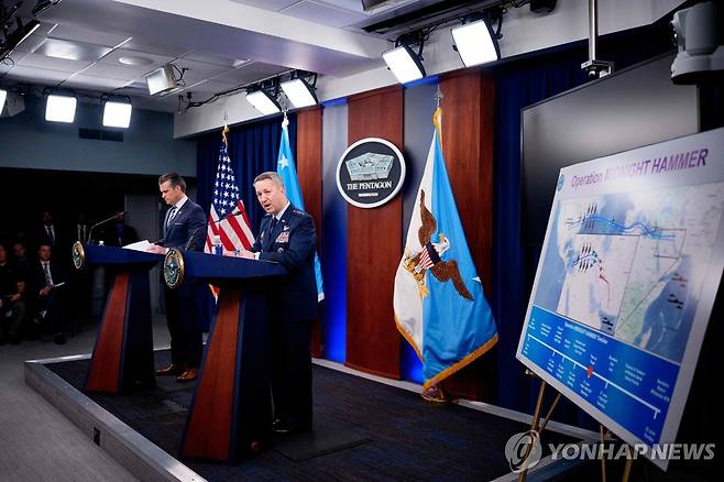 대이란 공격 개요 설명하는 미 국방장관(좌)과 합참의장 [AFP=연합뉴스 재판매 및 DB금지]