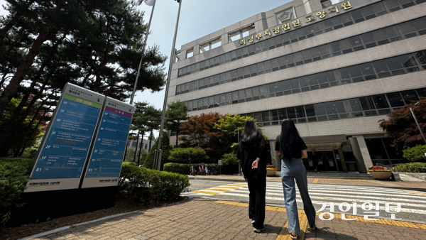 18일 오전 공무집행방해 혐의로 재판을 받는 여름(왼쪽)씨와 별이씨가 의정부지법 고양지원에 들어서고 있다. 2025.6.18 /강승호기자 kangsh@kyeongin.com