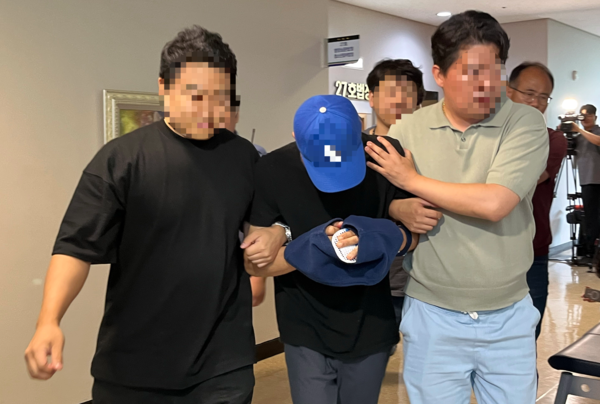 스토킹하던 여성을 살해한 뒤 달아나 나흘 만에 붙잡힌 피의자가 16일 대구지법에서 열린 영장실질심사를 마친 뒤 법원을 나서고 있다. 2025.6.16 /연합뉴스