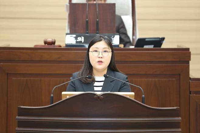 송이 인천 서구의원이 23일 열린 제274회 구의회 정례회 본회의에서 5분 자유발언을 하고 있다. 사진=서구의회
