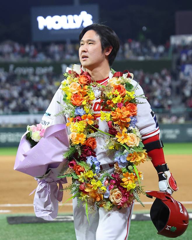 　5월13일 인천 SSG랜더스필드에서 열린 프로야구 2025 신한 SOL 뱅크 KBO리그 NC 다이노스와 SSG 랜더스의 경기. KBO 리그 최초 통산 500홈런을 친 SSG 최정이 꽃다발을 든 채 이동하고 있다. 연합