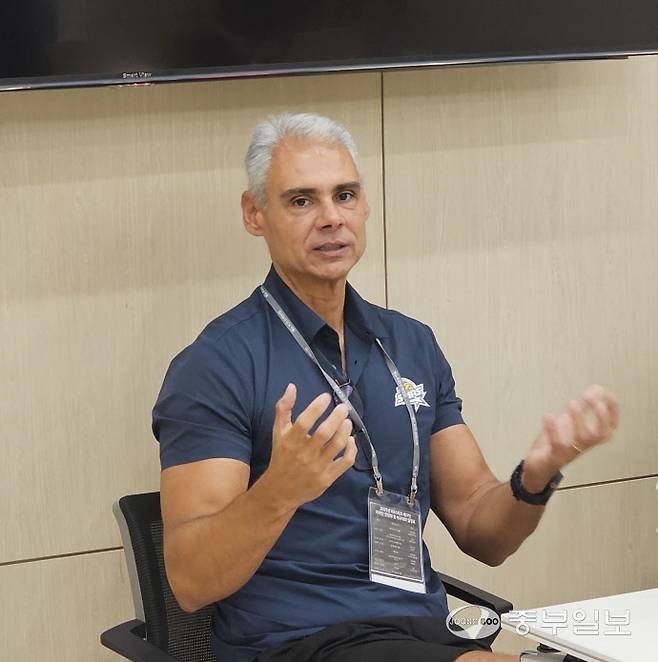 23일 수원 KB손해보험 인재니움에서 진행된 출입기자단과의 인터뷰에서 레오나르도 아폰소 KB손해보험 감독이 기자의 질문에 답변하고 있다. 이건우기자