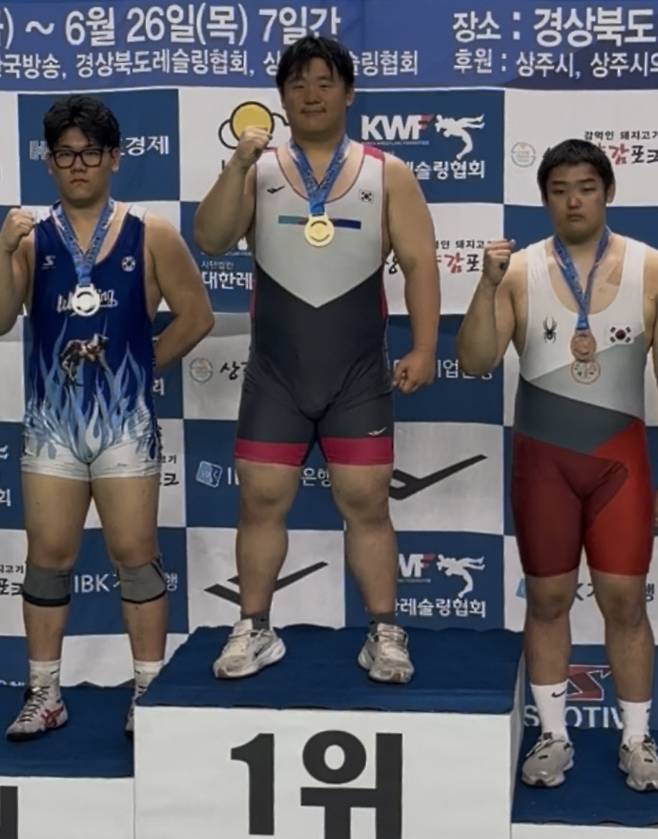 23일 경북 상주실내체육관에서 열린 양정모올림픽제패기념 제50회 KBS배 전국레슬링대회 남고부 자유형 125㎏급서 우승한 장준혁(사진 가운데·성남 서현고)이 기념사진을 찍고 있다. 사진=서현고등학교
