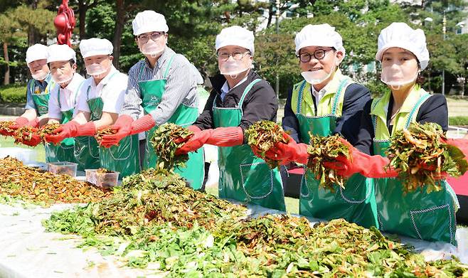 대전시는 23일 시청 남문광장에서 '여름김장 나눔 대봉사' 행사를 열고, 무더운 여름철 취약계층의 건강한 식생활을 돕기 위해 열무김치와 오이소박이 1000박스를 담가 전달했다.사진제공은 대전시