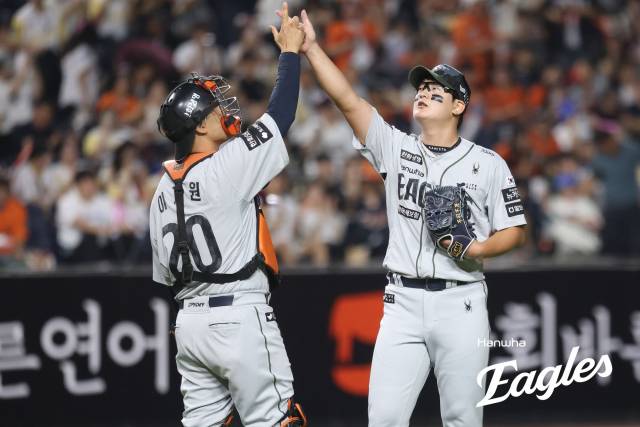 이재원(왼쪽)과 김서현 한화이글스 선수. 한화 제공