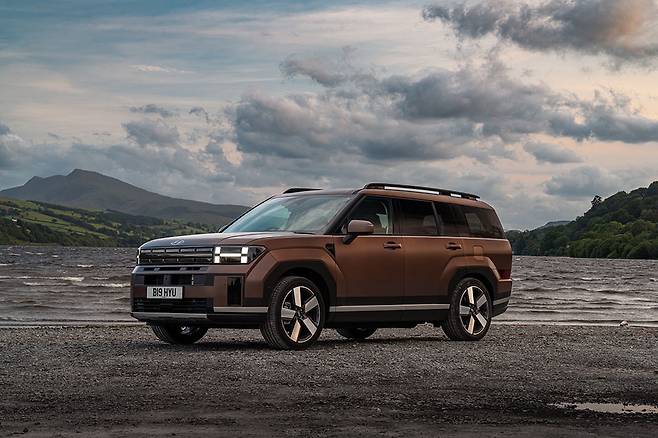 현대자동차그룹이 최근 영국 최대 자동차 거래 플랫폼 오토트레이더가 주관하는 ‘2025 드라이버스 초이스 어워드’에서 4관왕을 달성했다. 사진은 위로부터 ‘2025 올해의 차’와 ‘최고의 대세 전기차’에 선정된 ‘EV3’, ‘도심 운전자를 위한 최고의 차 아이오닉 5’, ‘7인승 최고의 차 싼타페’. <현대자동차그룹 제공>