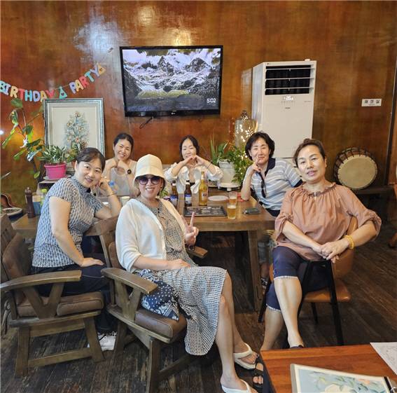 'Pro 나이팅게일의 수다'를 펴낸 간호사들이 기념사진을 촬영하고 있다.