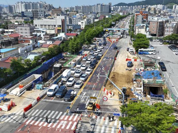 23일 광주시 동구 필문대로에서 진행되고 있는 도시철도 2호선 건립 공사. 정부 2차 추경안에 도시철도 2호선 공사 예산 등이 포함돼 공정에 속도가 붙을 것으로 전망되고 있다.
/김진수 기자 jeans@kwangju.co.kr