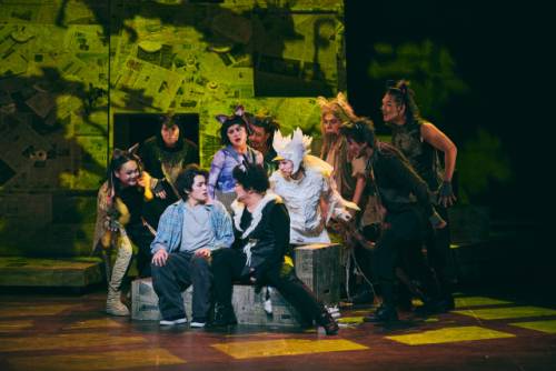 ◇강원도립극단의 2025 정기공연 ‘갈매기에게 나는 법을 가르쳐준 고양이’. 작품은 지난달 23일부터 지난 22일까지 강릉·인제·동해·춘천·태백·원주를 순회하며 공연됐다. 사진=강원도립극단 제공