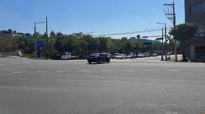 여천2교사거리에서 한 승용차가 신호등이 적색으로 바뀌었음에도 교차로를 달려 통과하고 있다.