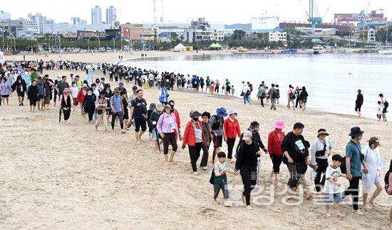 ▲ 경상일보가 주최하고 맨발걷기울산시민운동본부가 주관한 '2025 맨발로 놀자! in 울산'이 22일 동구 일산해수욕장에서 2500여명이 참가한 가운데 개최됐다. 참가자들이 시원한 바다를 배경으로 출발하고 있다. 김경우기자 woo@ksilbo.co.kr