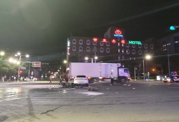 23일 오전 12시 1분께 의창구 소답동 의창대로 금호온천 앞 사거리에서 오토바이가 중형 승용차와 충돌한 사고 현장. /독자 제공