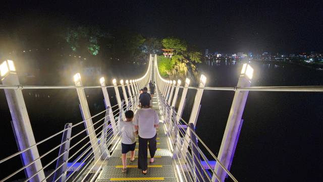 영강체육공원에 있는 출렁다리를 시민들이 야경을 즐기며 걷고 있다. 고도현 기자