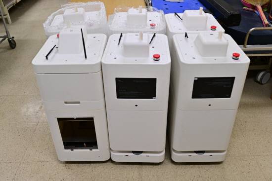 제 기능을 하지 못하는 '간호보조(간병) 깡통 로봇' 실물.