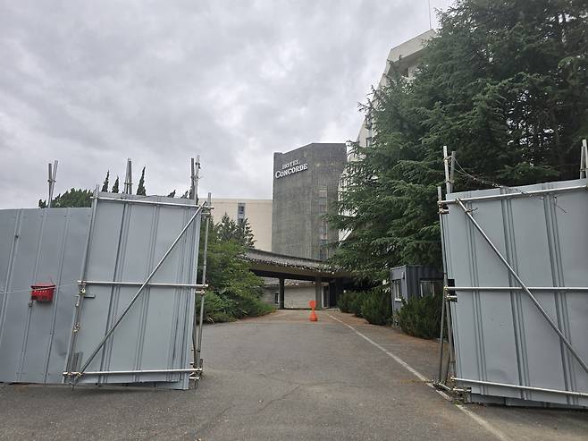 민간 매각 이후 수년째 재개발이나 운영 재개가 이뤄지지 않고 사실상 흉물로 전락한 콩코드 호텔 모습. /황성호 기자