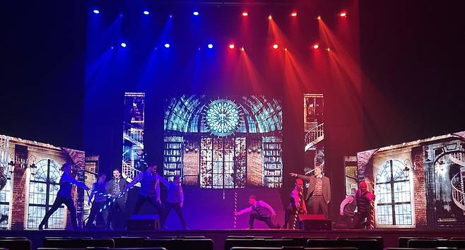지난 20일 대구오페라하우스에서 열린 ‘제19회 대구국제뮤지컬페스티벌(DIMF·딤프)’의 개막작인 헝가리 뮤지컬 ‘테슬라’ 공연 모습. /황인무기자