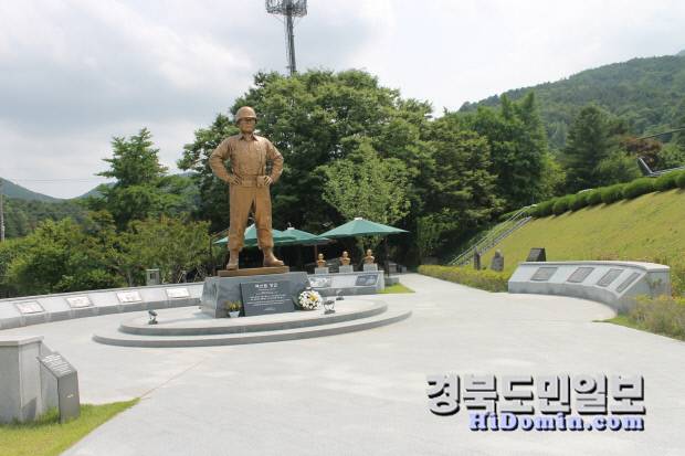 백선엽 장군 동상