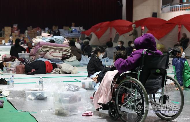 경북 의성 산불 확산으로 영양군에 대피 명령이 내려진 가운데 26일 오전 경북 영양군 영양읍 영양군민회관에 인근 주민들이 대피해 있다. 뉴스1