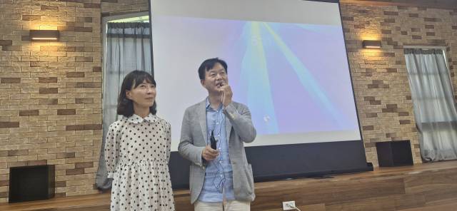 지난 18일 부산대 박물관에서 제2회 부산국제실험영화제가 열려 예술문화영상학과 문관규(오른쪽) 교수와 한국음악학과 권은영 교수가 영화제 취지에 대해 얘기하고 있다. 김희돈 기자