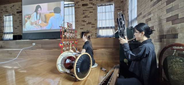 지난 18일 부산대 박물관에서 열린 제2회 부산국제실험영화제. 라이브 영화음악 연주엔 운라와 생황 등 평소 접하기 쉽지 않은 악기도 여럿 등장했다. 김희돈 기자