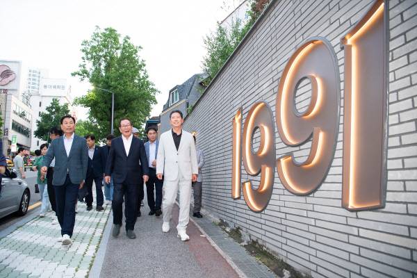 '교촌1991 문화거리'새단장을 마치고 (앞줄 왼쪽부터)박교상 구미시의장, 권원강 교촌에프앤비㈜ 회장, 김장호 구미시장이 '교촌역사문화로드'를 함께 걷고 있다.