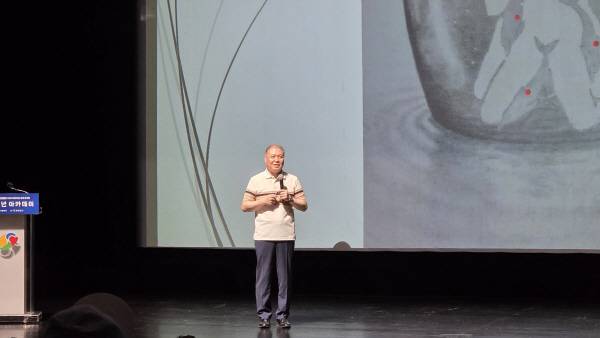 권일용 교수가 23일 '2025 인생백년 아카데미 토크콘서트'에서 '프로파일링과 마음 치유 소통의 심리학'을 주제로 강연을 진행 중이다.