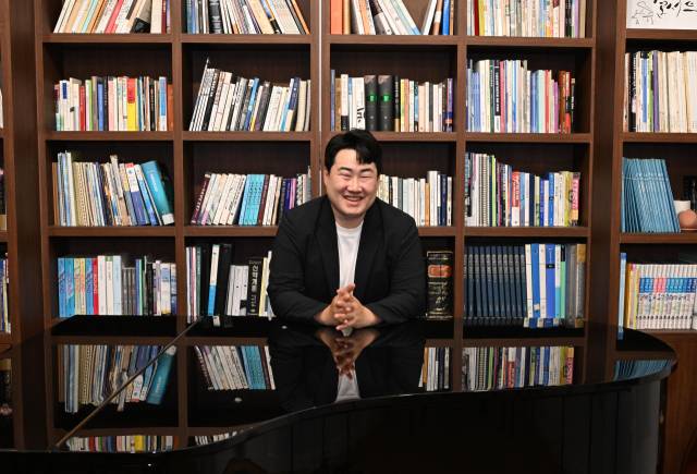 지역 MC로서 활발히 활동 중인 전민수씨가 포즈를 취하고 있다./성승건 기자/