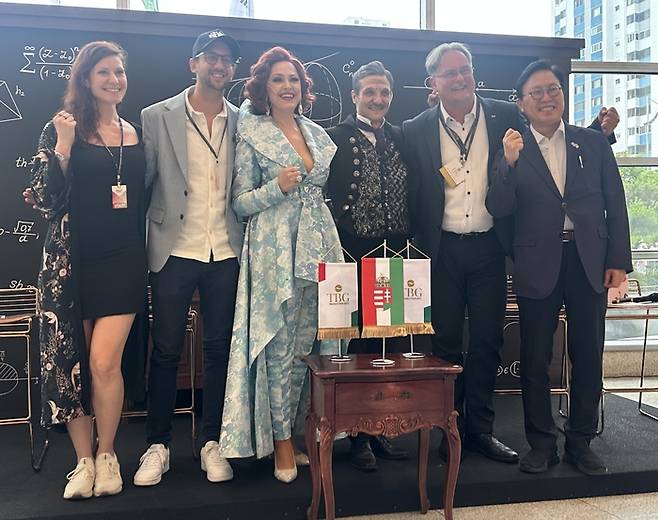 지난 20일 대구오페라하우스에서 열린 기자간담회에서 제19회 개막작 '테슬라' 관계자들이 기념촬영하고 있다. <사진=정수민기자>