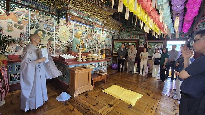 제석사 혜능스님이 원효대사를 테마로 선보인 팸투어에서 원효팔상도에 대해 설명하고 있다.