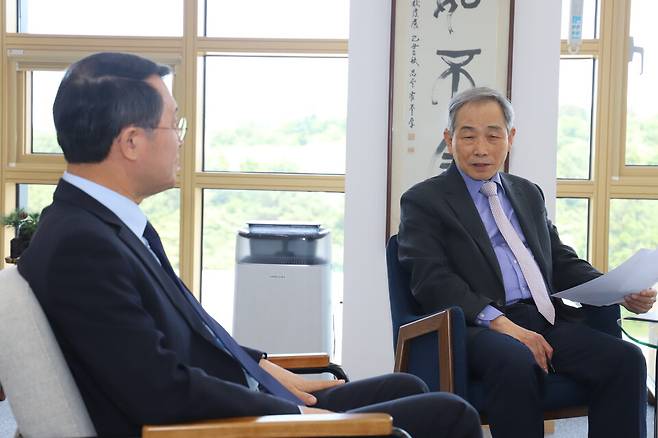 개교 73주년을 맞은 제주대학교는 제주 인재양성의 요람이다. 글로벌대학으로 거듭나려는 대학의 구상을 김일환 제주대학교 총장(사진 왼쪽)과의 대담을 통해 들어봤다. 대담은 원로 칼럼니스트인 김수종 전 한국일보 주필이 맡았다. ⓒ제주의소리