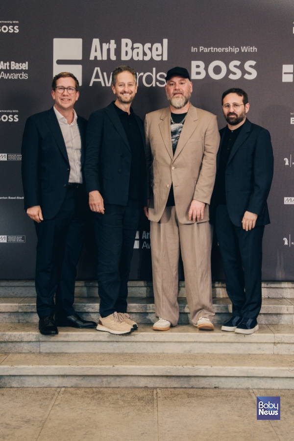 독일 휴고 보스 그룹의 프리미엄 라이프스타일 브랜드인 보스(BOSS)는 아트바젤 어워즈와의 파트너십을 통해 동시대 예술 분야에서 영향력을 발휘한 예술가를 조명하는 '보스 아웃스탠딩 어치브먼트 어워드(BOSS AWARD for Outstanding Achievement)'를 신설했다고 밝혔다. ⓒ보스