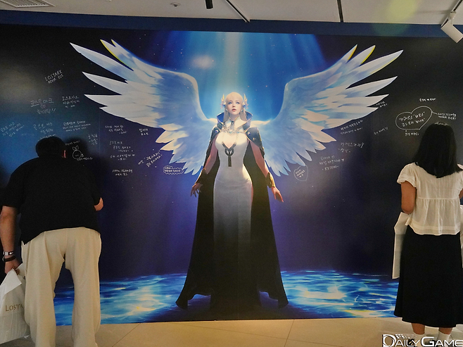 '로스트아크'에 대한 메시지를 남길 수 있는 메시지 보드가 설치됐다.