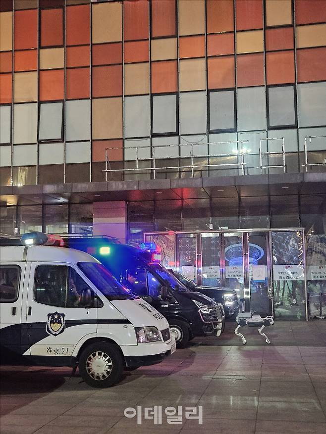 중국 베이징 우커송 완다광장에 경찰차, 구급차와 함께 경찰 로봇 개가 배치돼있다. (사진=이데일리 이명철 특파원)