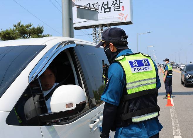 접경지역 내 대북 전단 살포 시도를 막기 위해 인천 강화도 일대에 경찰이 배치된 가운데 지난 18일 강화도 초지대교에서 경찰이 검문·검색을 하고 있다. (사진=연합뉴스)