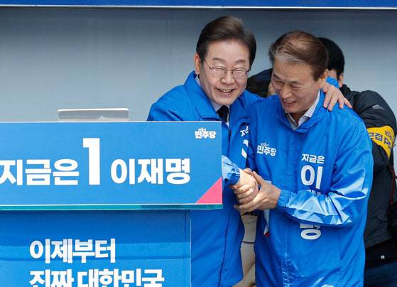 지난 5월 13일 이재명 대통령이 더불어민주당 대선 후보 시절 경북 구미역 광장을 찾아 권오을 전 한나라당 의원과 인사를 나누고 있다. (사진=연합뉴스)