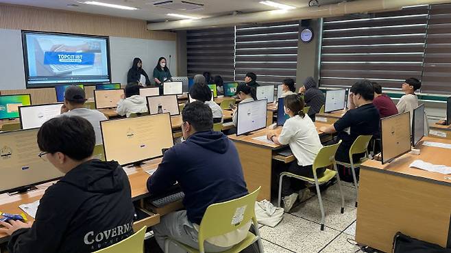 5월에 치러진 제23회 TOPCIT 시험에 경기대 재학생들이 응시하고 있다. (사진 제공=경기대)