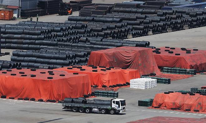 6월 4일 경기도 평택항에 철강 제품이 쌓여 있다.(사진=연합뉴스.)