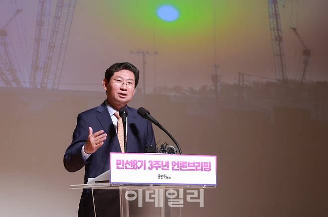 이상일 용인특례시장이 23일 용인시청에서 취임 3주년 기자회견을 열고 ‘격자형 고속도로망’ 등 시정 계획을 발표하고 있다. (사진=용인특례시)